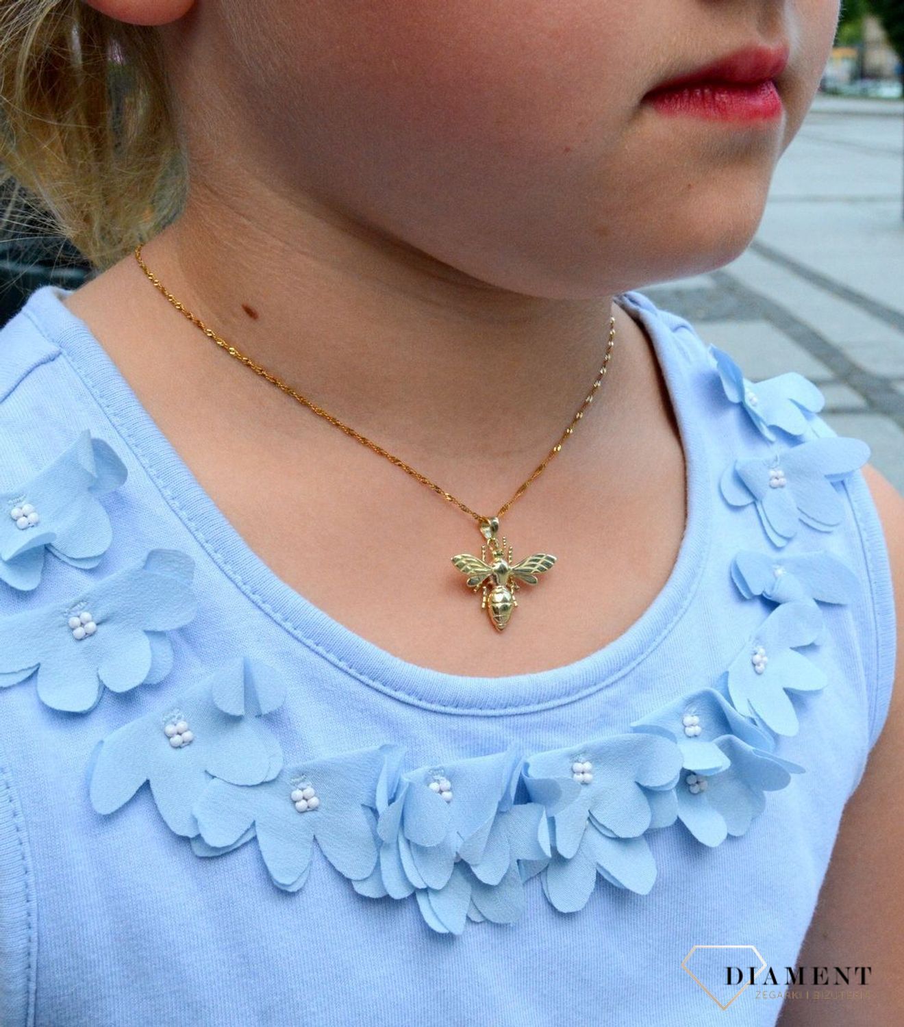 Złota zawieszka Pszczoła ZA 7017 333. Zawieszka złota Pszczoła próby 333. Złoty wisiorek w kształcie pszczoły. Wykonany ze złota próby 333. Wisiorek ten to idealny pomysł na prezent, którym wyjawimy swoje uczucia..jpg